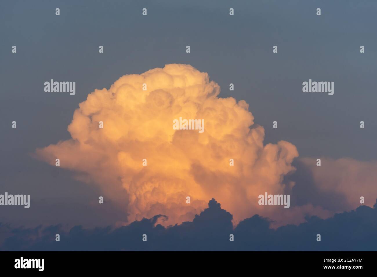Le sommet d'un puissant orage au coucher du soleil ciel d'été Banque D'Images