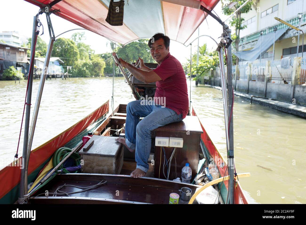 Bateau-taxi traditionnel au-dessus du canal de la rivière, à Bangkok. Banque D'Images