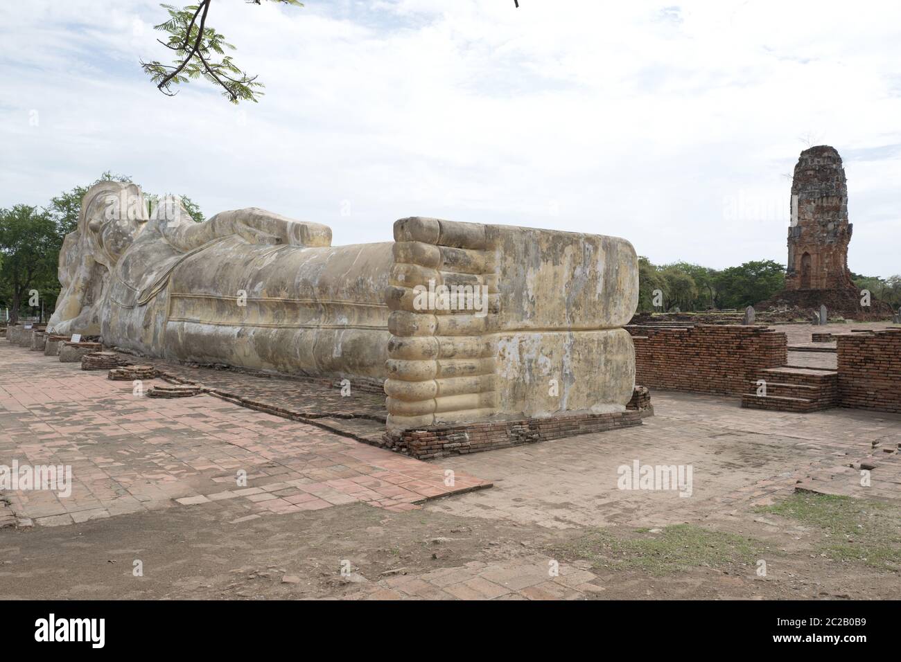 La statue de Bouddha couché, dans l'ancienne capitale de la Thaïlande, aujourd'hui site classé au patrimoine mondial de l'UNESCO, à Ayutthaya. Banque D'Images