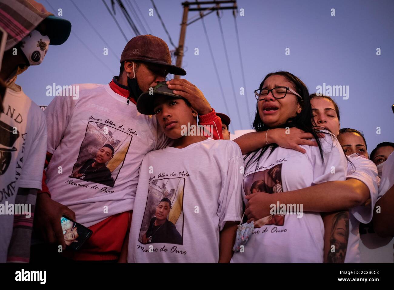 16 juin 2020, Brésil, São Paulo: Les proches de Guilherme Silva Guedes, qui est mort dimanche, pleurent lors d'une manifestation. Les parents de l'homme de 15 ans accusent la police militaire de mort. Photo: Lincon Zarbietti/dpa Banque D'Images