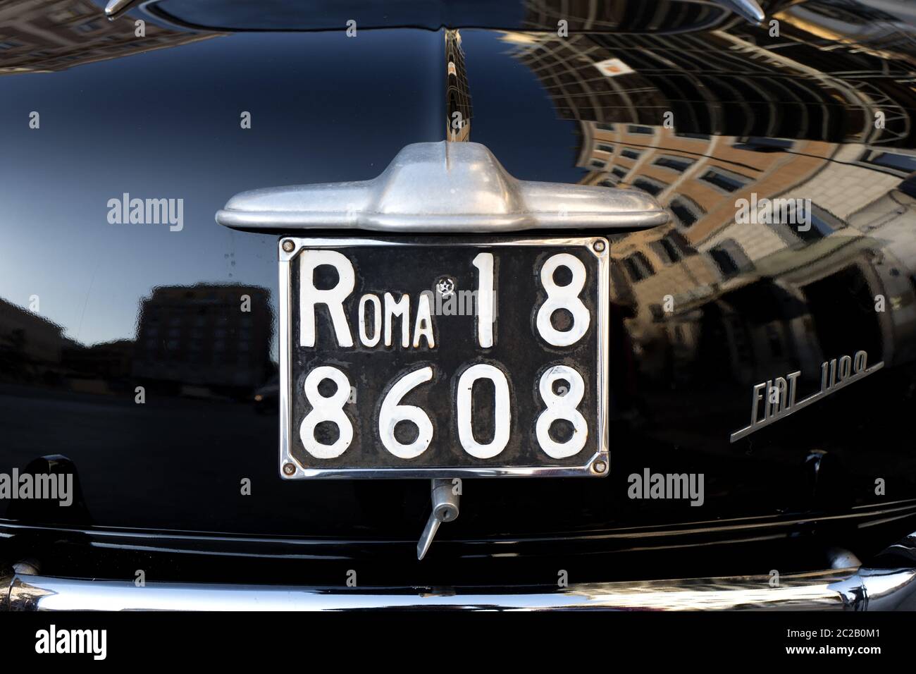 La Piazza Barberini se reflète sur une Fiat d'époque bleue, à Rome. Banque D'Images