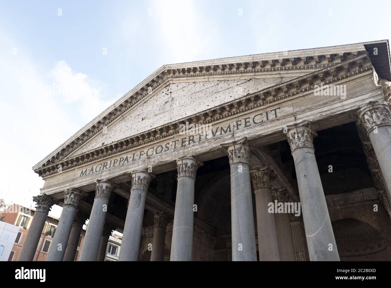 La façade du temple du Panthéon, avec une colunnade extérieure; fondée pendant l'Empire romain, à Rome. Banque D'Images
