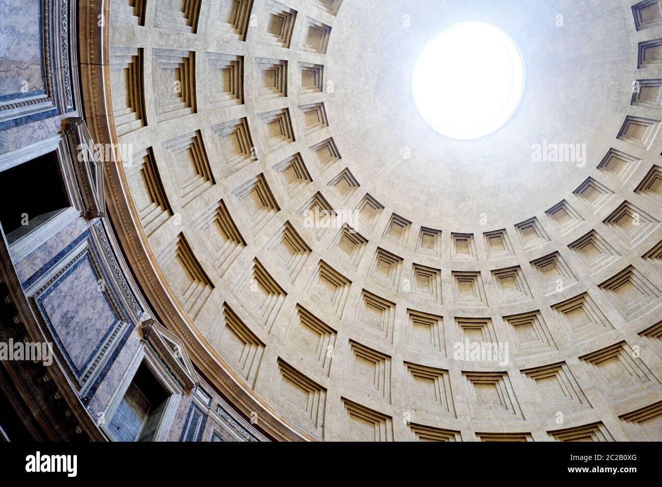 Le dôme intérieur du temple du Panthéon, avec un trou central pour la lumière du soleil, fondé pendant l'Empire romain, à Rome. Banque D'Images