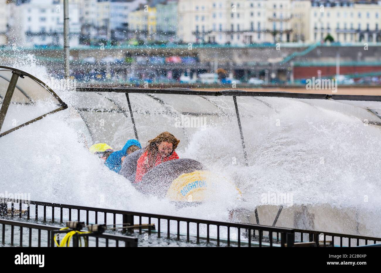 Log Flume ride avec des enfants sur la jetée de Brighton, East Sussex, Angleterre, Royaume-Uni. Banque D'Images