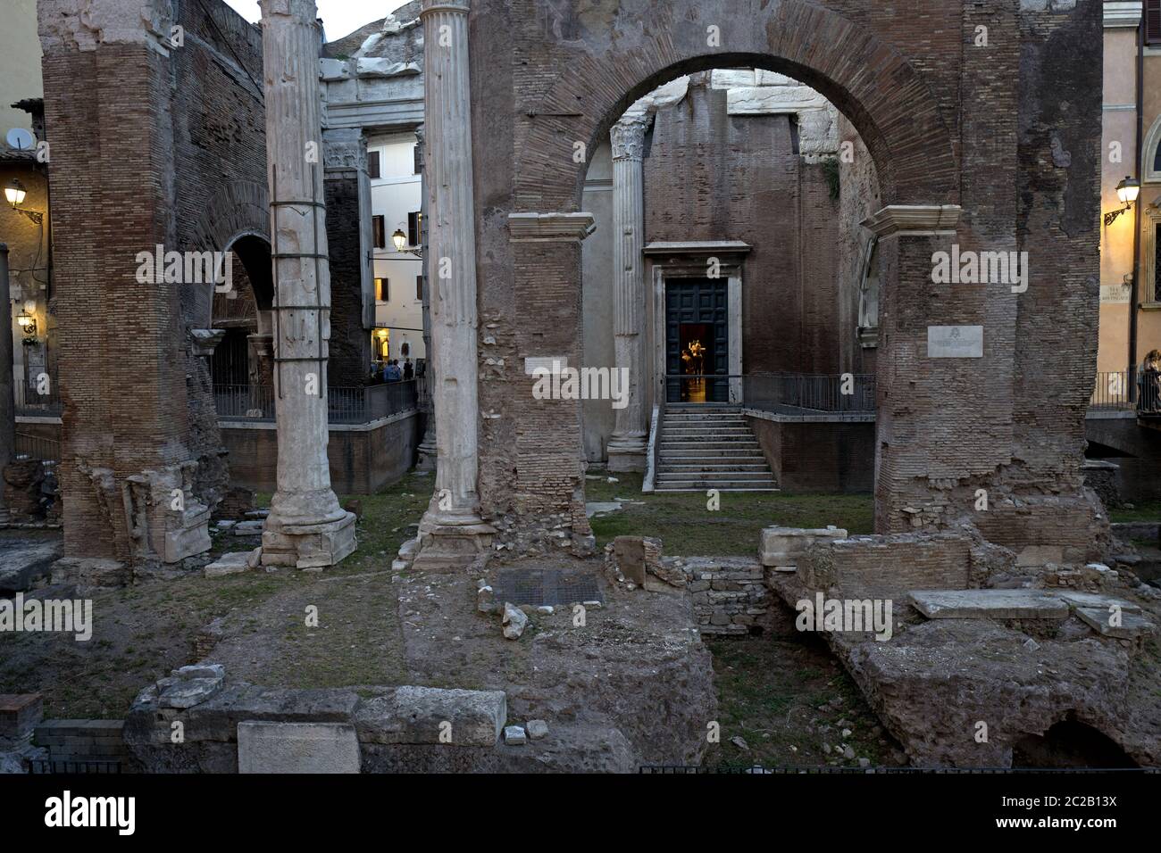 Ruines de l'Empire romain sur le ghetto juif historique, à Rome. Banque D'Images