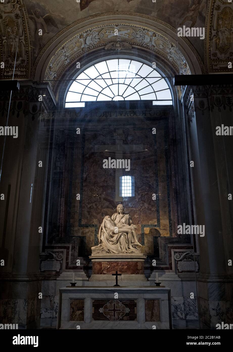 Le chef-d'œuvre de la statue en marbre de Michel-Ange, la Pietà, à l'intérieur de la cathédrale Saint-Pierre, à Rome. Banque D'Images