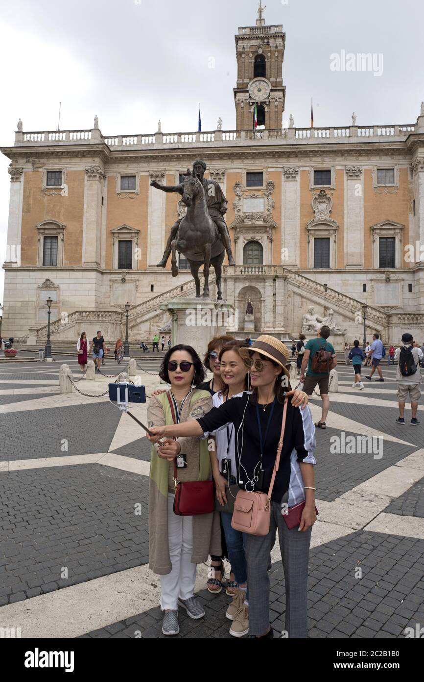 Les touristes font un selfie sur la place Campidoglio, Rome Italie Banque D'Images