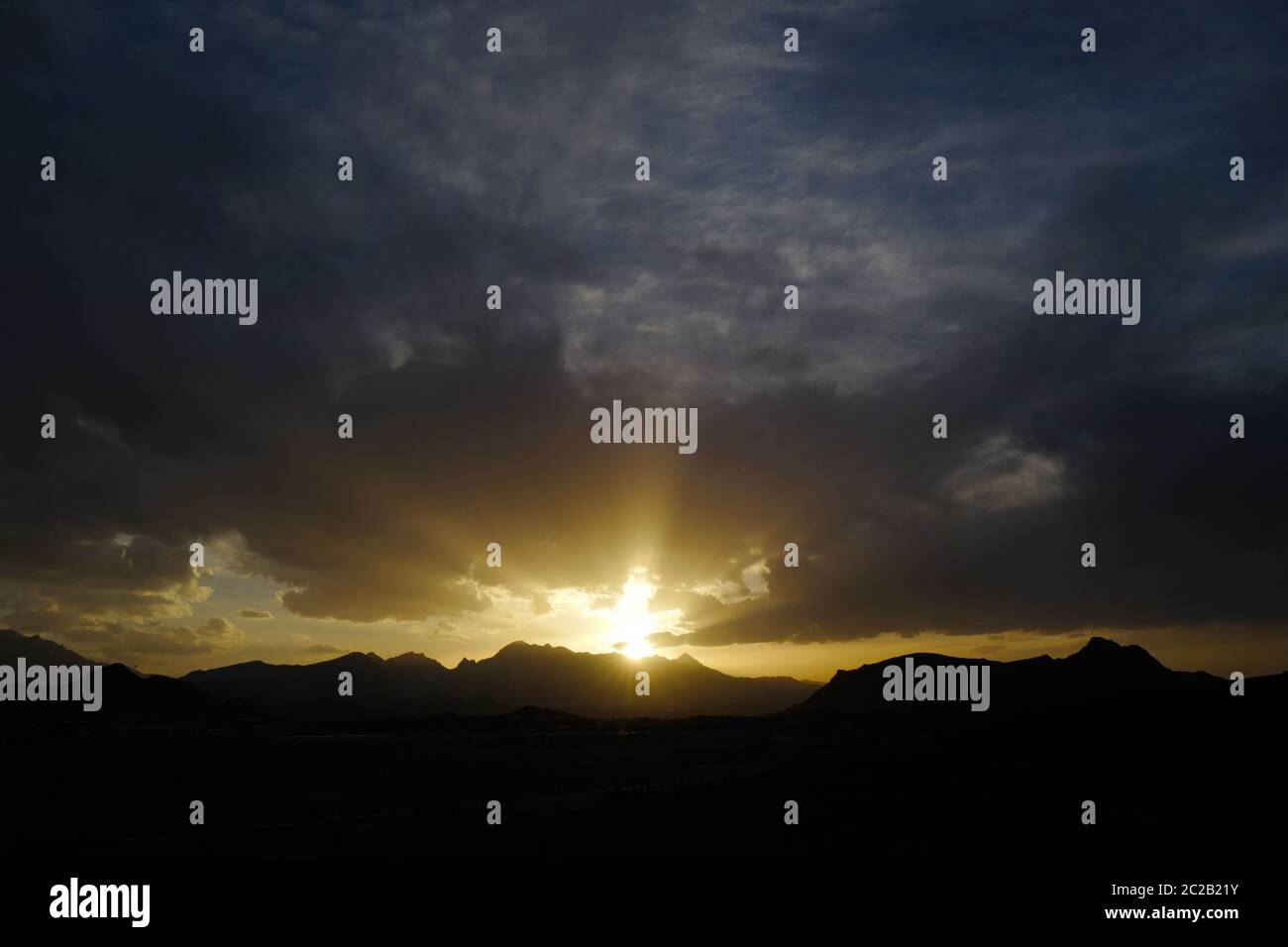 Coucher de soleil spectaculaire sur des montagnes désertiques silhouettes, en Iran. Banque D'Images