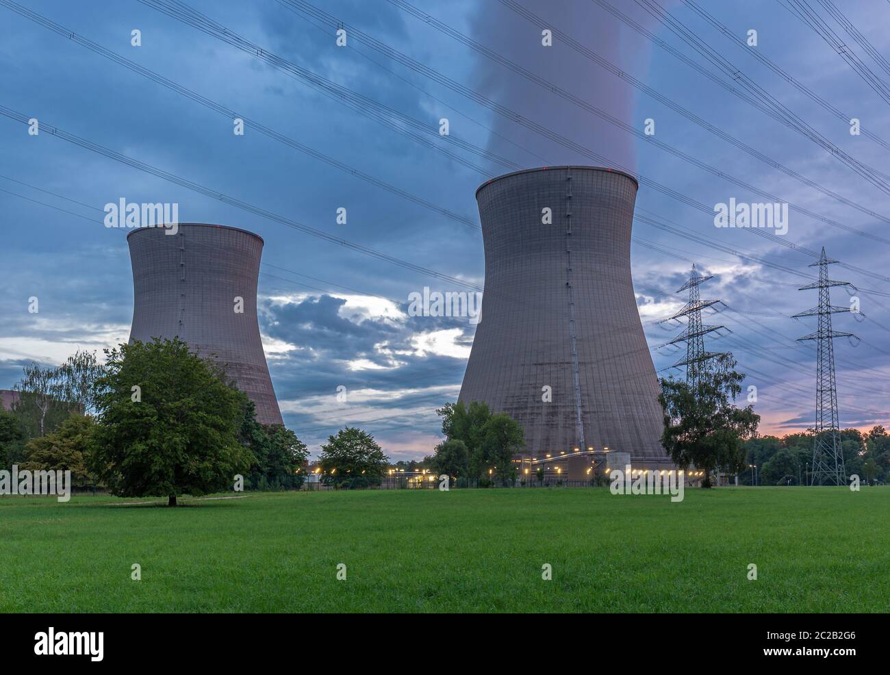 Centrale nucléaire dans la lumière du soir Banque D'Images