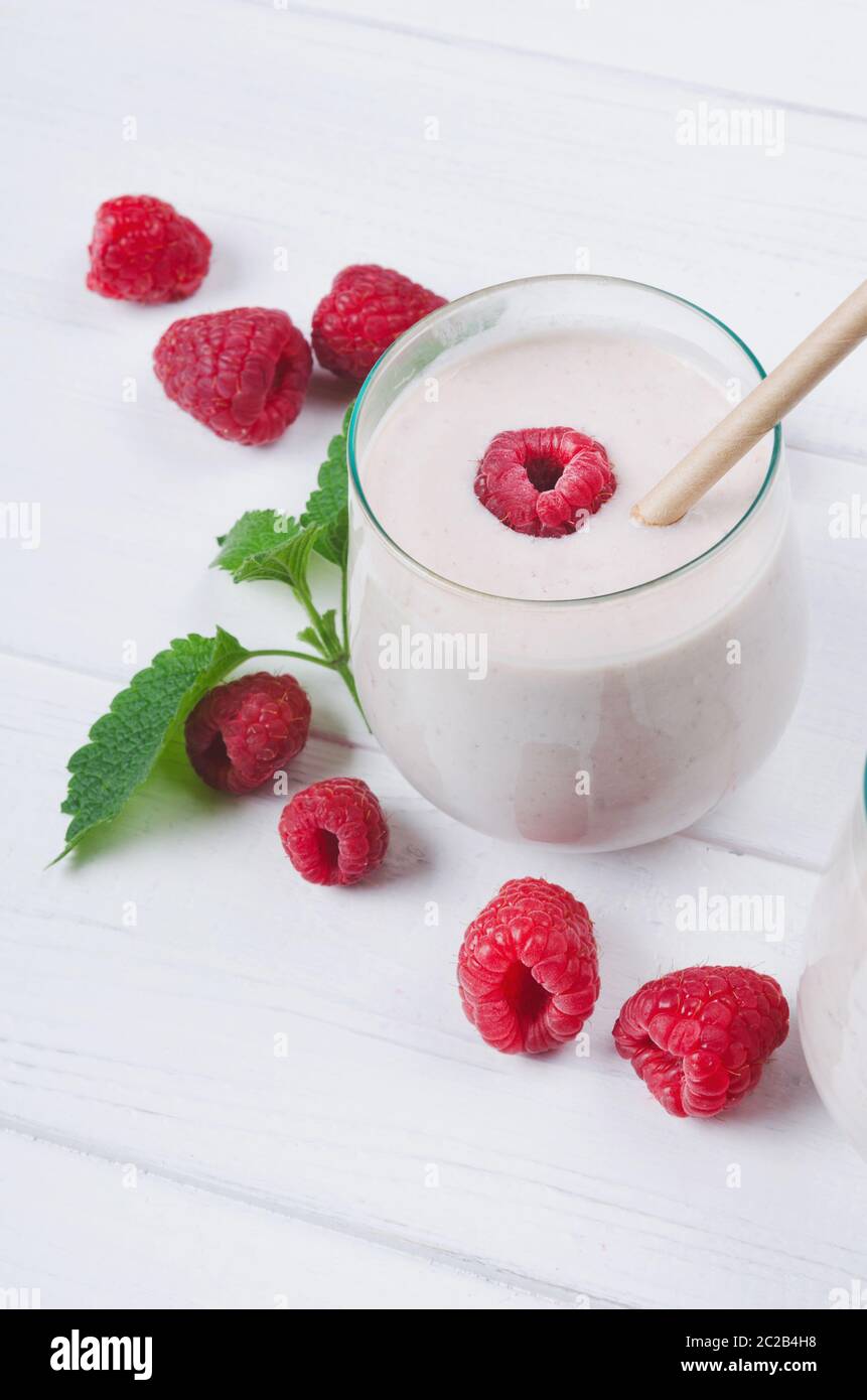 Verre de milkshake de framboise à la menthe sur fond de bois Banque D'Images
