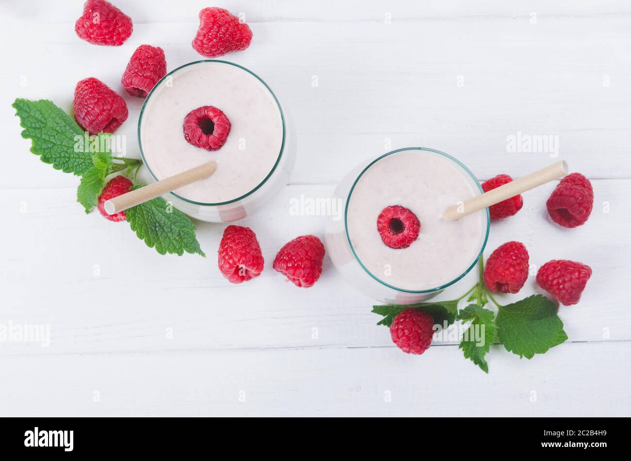 Deux verres de milkshake à la framboise sur fond de bois Banque D'Images