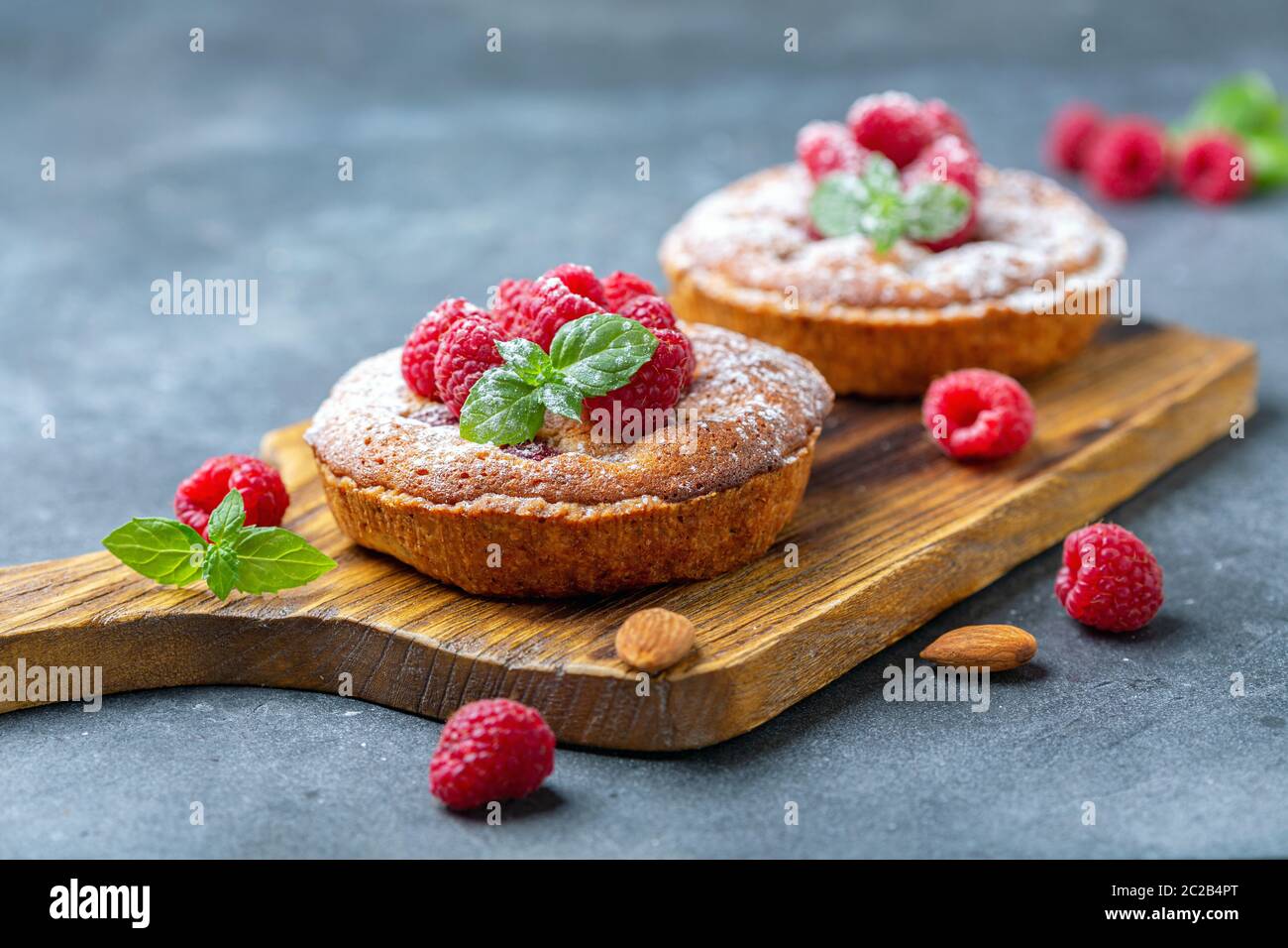 De délicieuses tartes de framboises (tartelettes). Banque D'Images