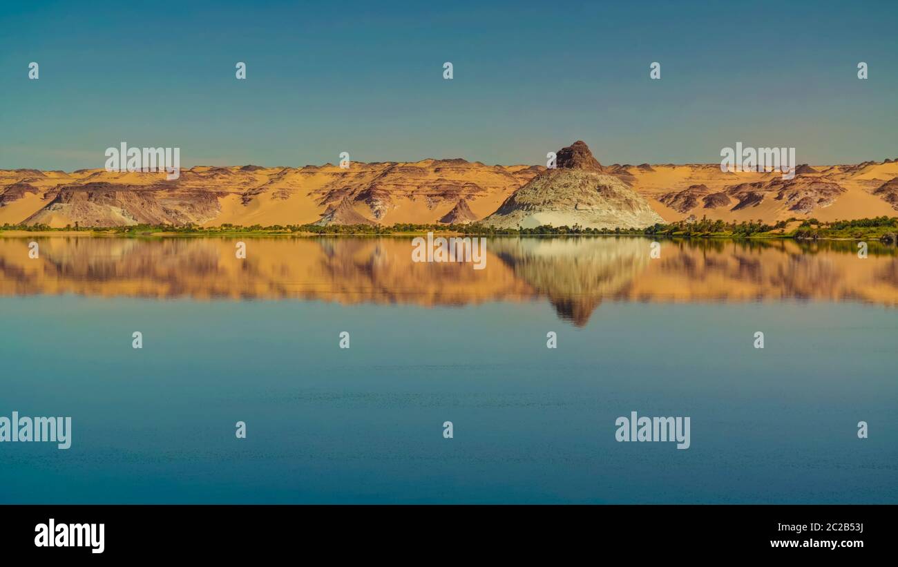 Vue panoramique sur le lac Teli, groupe de lacs d'Ounianga Serir à Ennedi, Tchad Banque D'Images