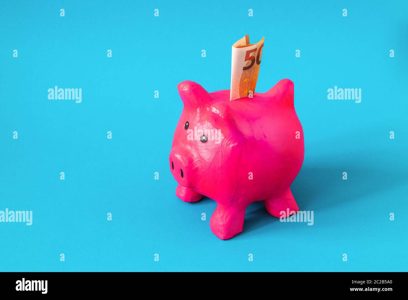 Banque de porc de paper rose avec 50 euros Banque D'Images
