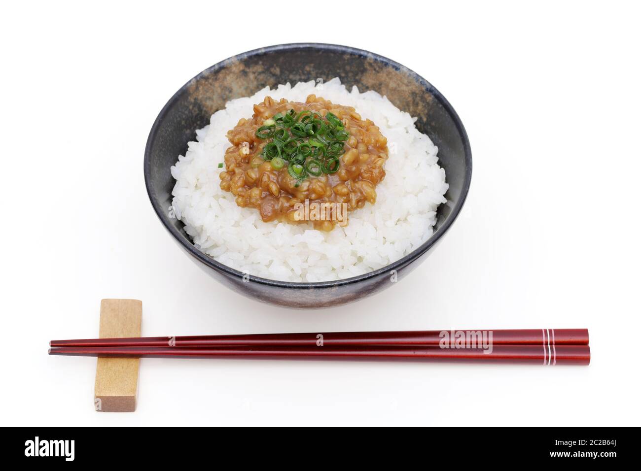 Les aliments japonais, riz blanc cuit avec Moromi Le miso sur fond blanc Banque D'Images