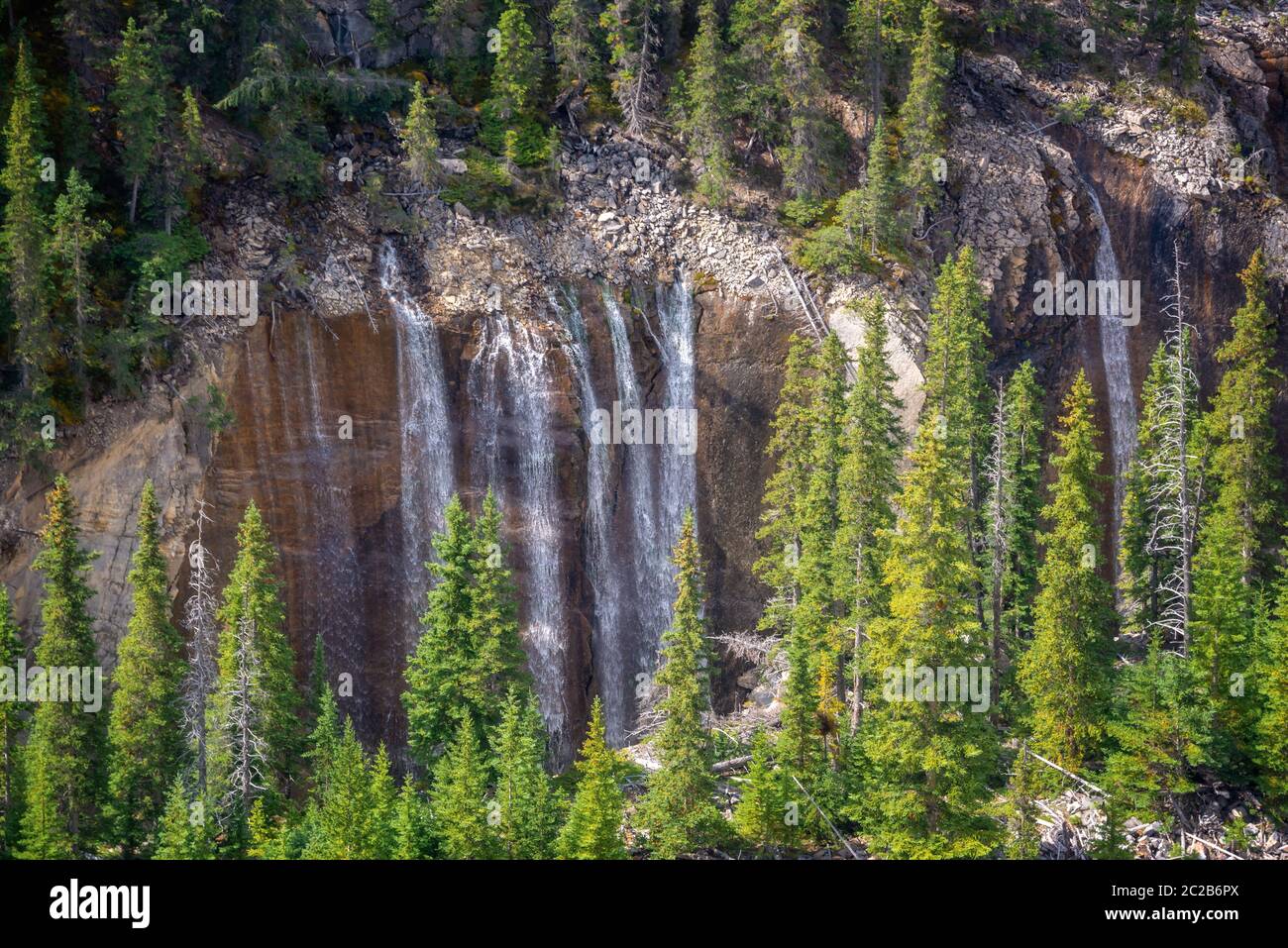 Chutes d'eau dans la vallée de Sunwapta, vue depuis le glacier Skywalk dans le parc national Jasper, les montagnes Rocheuses, l'Alberta, Canada Banque D'Images