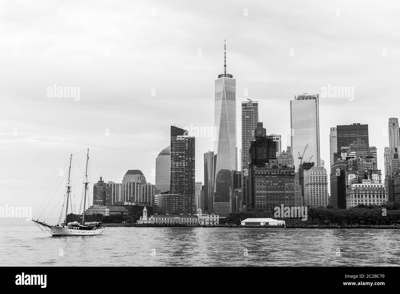 Vue panoramique sur le Sud de Manhattan et de Jersey City, New York City, USA. Image en noir et blanc. Banque D'Images