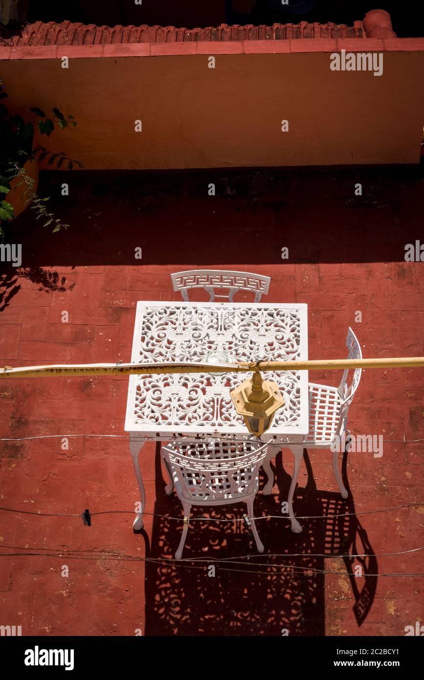 Table et chaises en fonte sur une terrasse peinte en terre cuite vue d'en haut, Trinidad, Cuba Banque D'Images