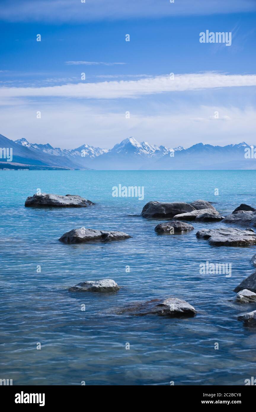 Une vue matinale sur les eaux bleu glaciaires du lac Pukaki vers le mont Cook en Nouvelle-Zélande. Banque D'Images
