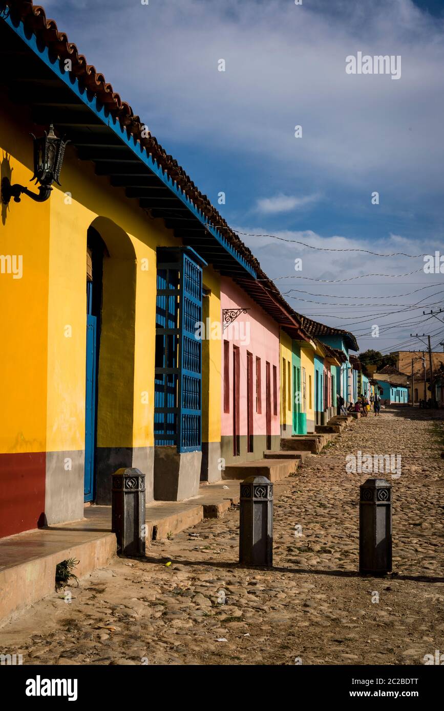 Rue pavée vide et architecture coloniale pittoresque de style espagnol dans le quartier résidentiel du centre-ville, Trinidad, Cuba Banque D'Images