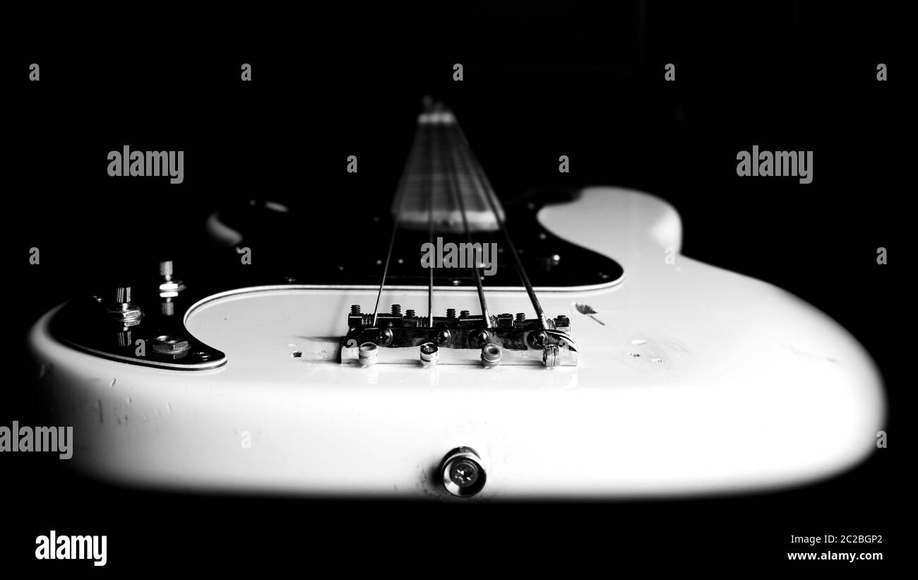 La guitare basse dans Music Studio. Matériel et instruments de musique Banque D'Images
