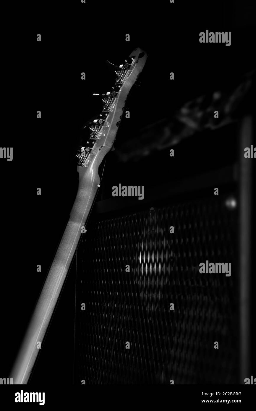 La guitare basse dans Music Studio. Matériel et instruments de musique Banque D'Images