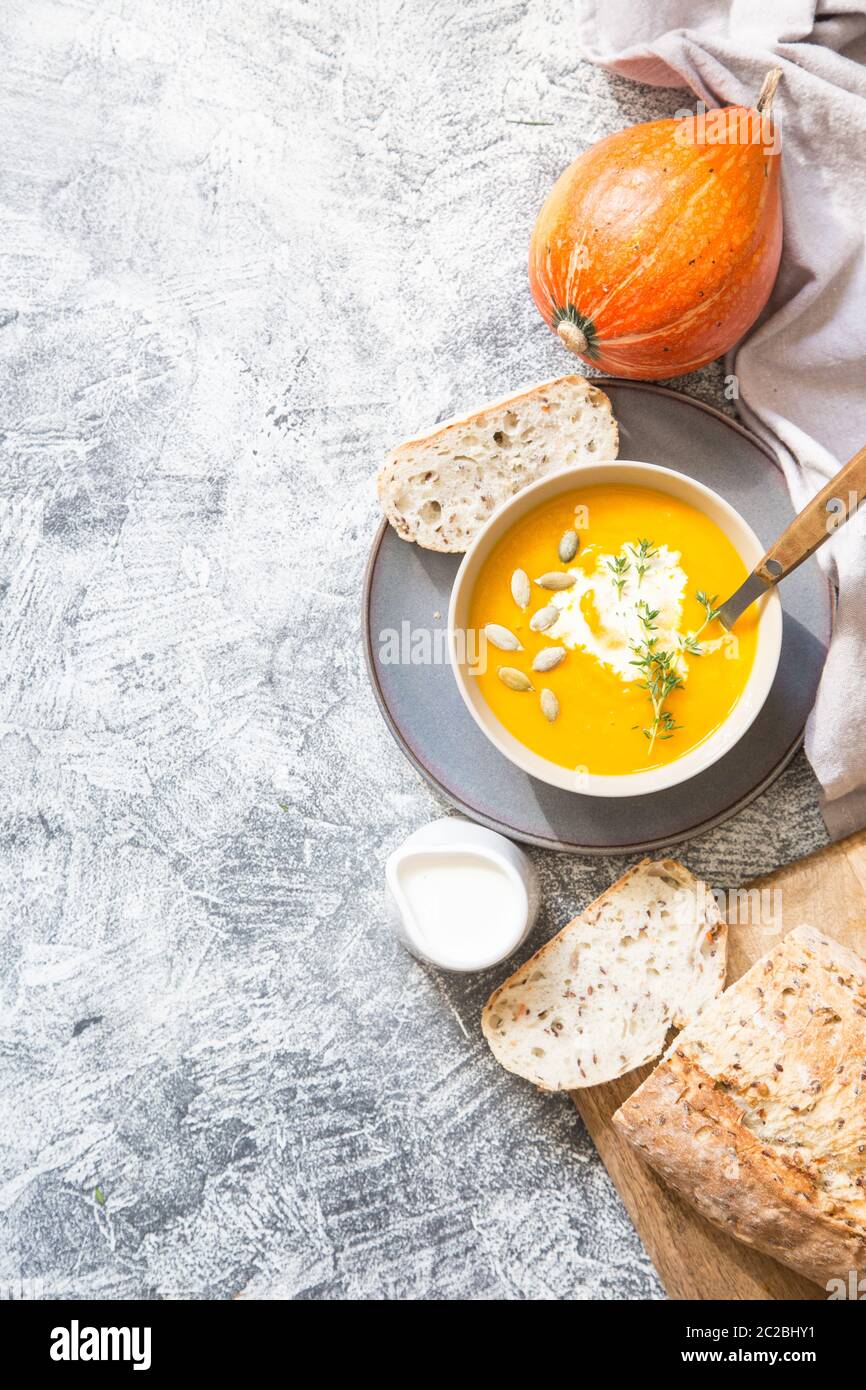 Potiron aux graines de citrouille, pain croustillant et le thym avec copie espace/ Banque D'Images