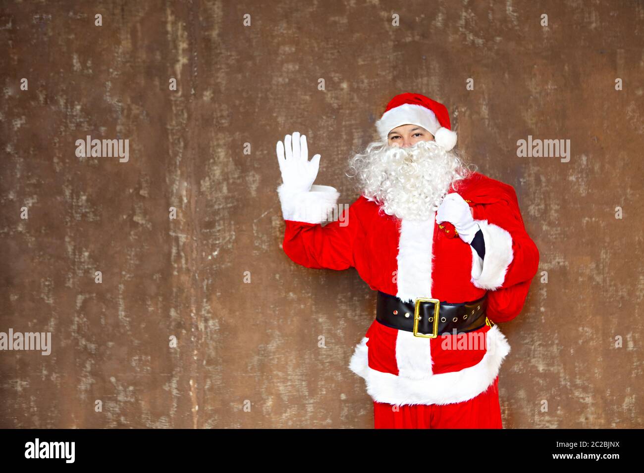 Le Père Noël à marcher avec le sac de la présente Banque D'Images