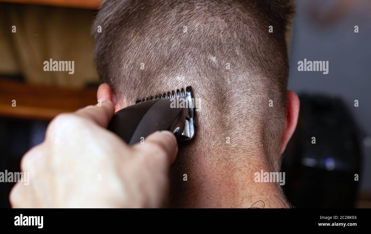 tondre les cheveux dans un salon de coiffure, coiffeur pour hommes. Banque D'Images