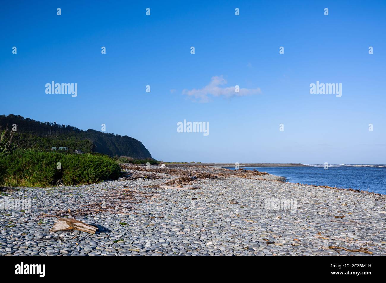 Une matinée ensoleillée à la plage d'Okarito sur la côte ouest de l'île sud de la Nouvelle-Zélande. Banque D'Images