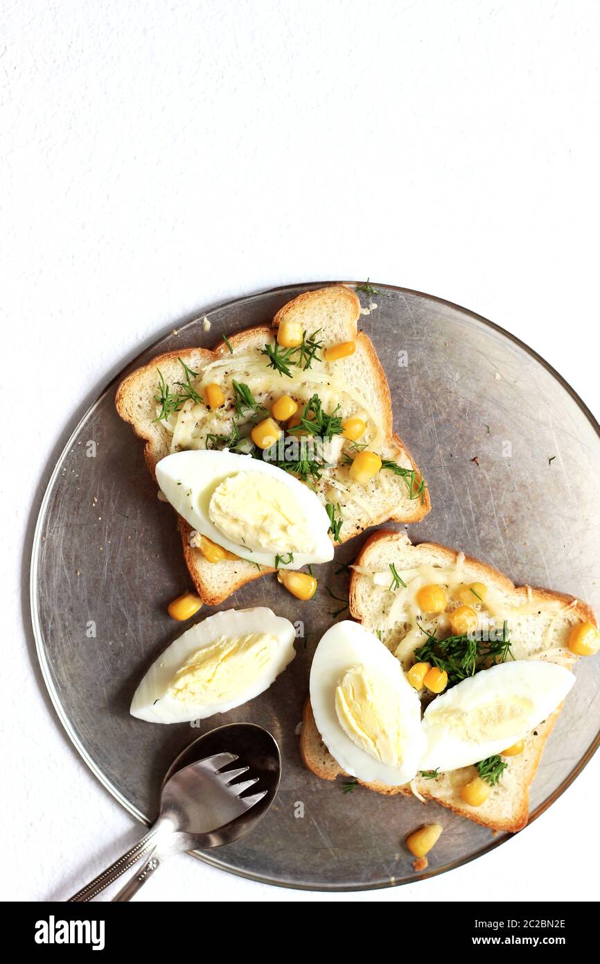 Petit-déjeuner toasts au fromage servis avec des œufs durs. Plats faits maison. Banque D'Images