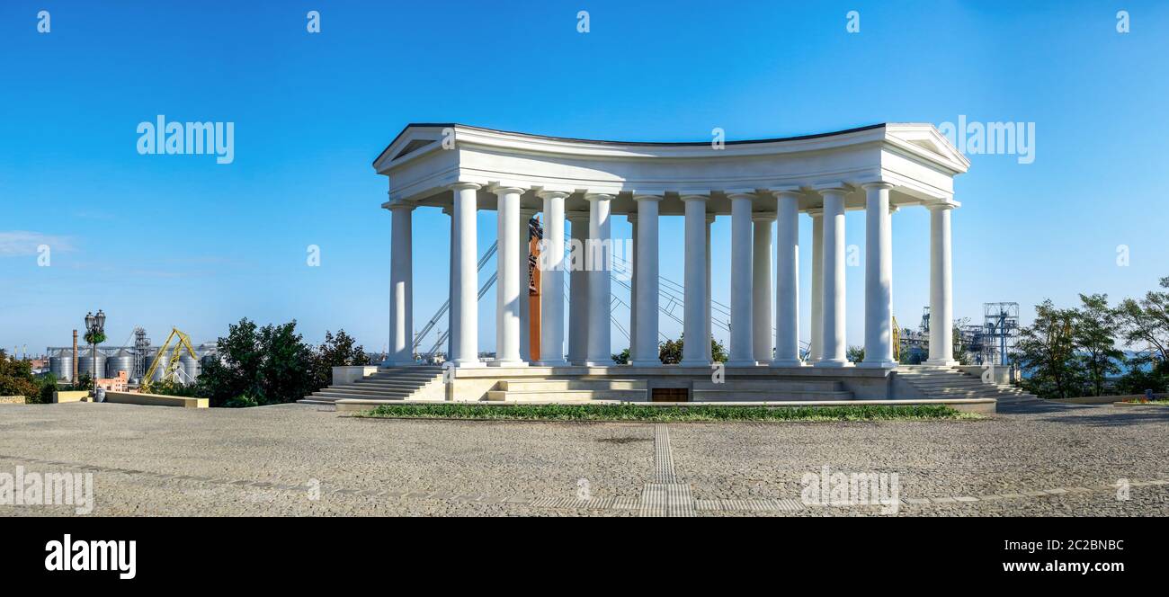 Odessa, Ukraine - 09,059.2019. Colonnade restaurée au Palais de Vorontsov à Odessa, Ukraine, au matin d'été ensoleillé Banque D'Images