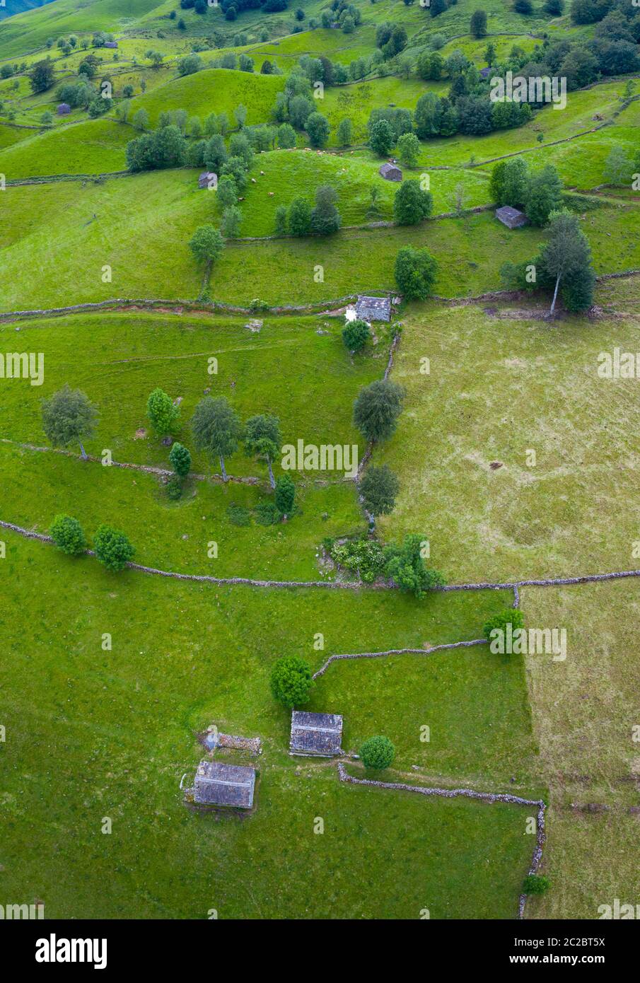 Vue aérienne avec un drone du paysage de printemps des chalets et des prairies de pasiegas dans la vallée de Miera, dans la Communauté autonome de Cantabrie. Espagne, Europe Banque D'Images