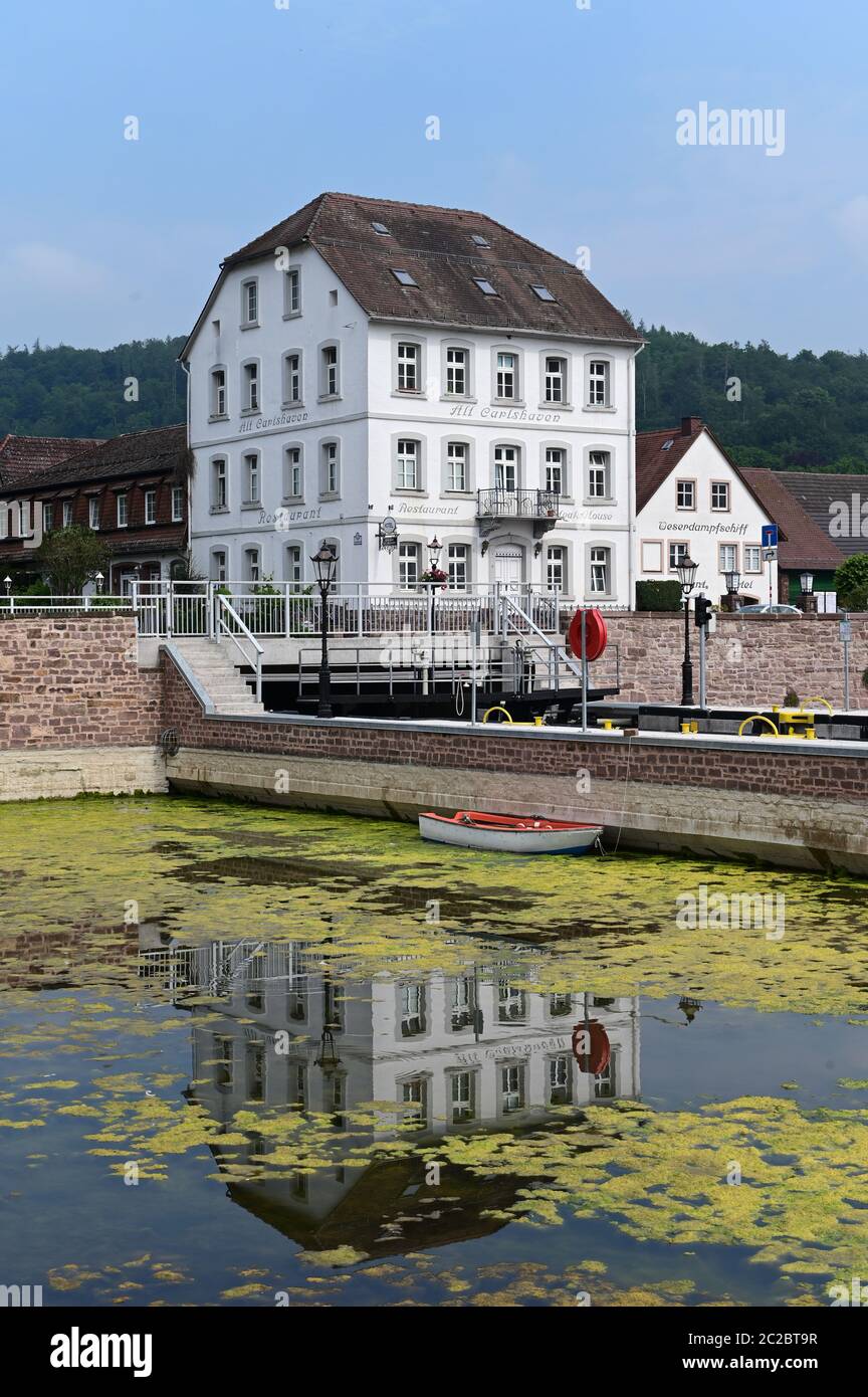 Bad Karlshafen, Allemagne. 17 juin 2020. Une maison du XIXe siècle se reflète entre les algues dans le bassin du port de Bad Karlshafen. Avec une campagne de plantation dans l'entrée vide du Diemel au bassin, la ville de North Hessian veut maîtriser le problème des algues de son nouveau port. Credit: Uwe Zucchi/dpa/Alay Live News Banque D'Images