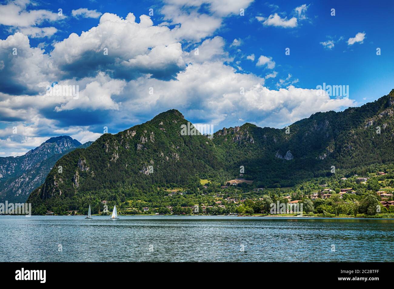 Vue imprenable sur le lac d'Idro magnifique paysage en Province de Brescia, Lombardie, Italie. Petite ville pittoresque avec des maisons traditionnelles et d'eau bleu clair. Somme Banque D'Images