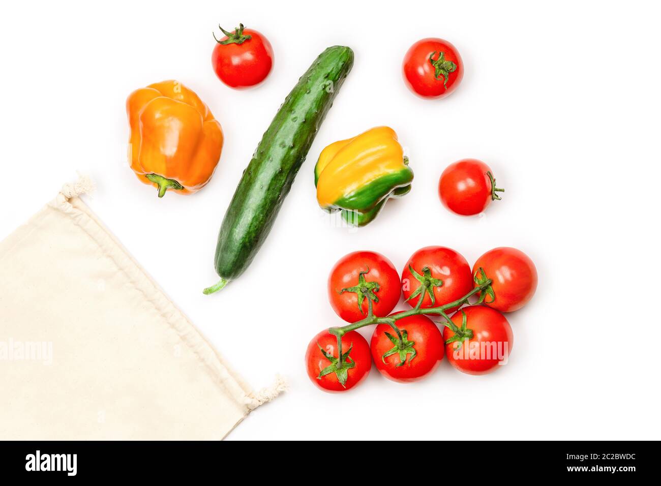 Présentation créative des tomates, concombres, poivrons et sacs réutilisables en coton. Banque D'Images