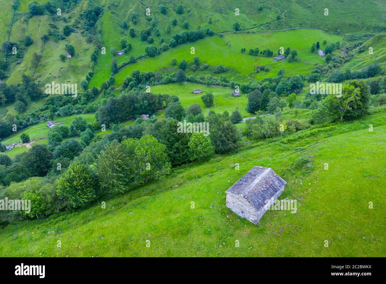 Vue aérienne avec un drone du paysage de printemps des chalets et des prairies de pasiegas dans la vallée de Miera, dans la Communauté autonome de Cantabrie. Espagne, Europe Banque D'Images