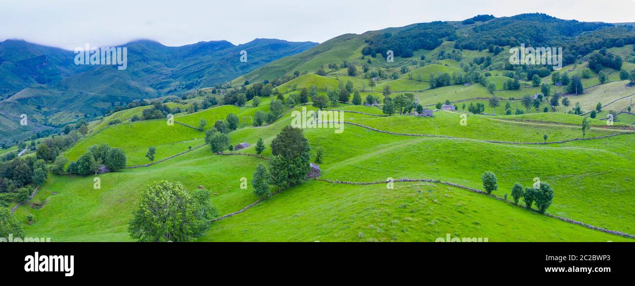 Vue aérienne avec un drone du paysage de printemps des chalets et des prairies de pasiegas dans la vallée de Miera, dans la Communauté autonome de Cantabrie. Espagne, Europe Banque D'Images