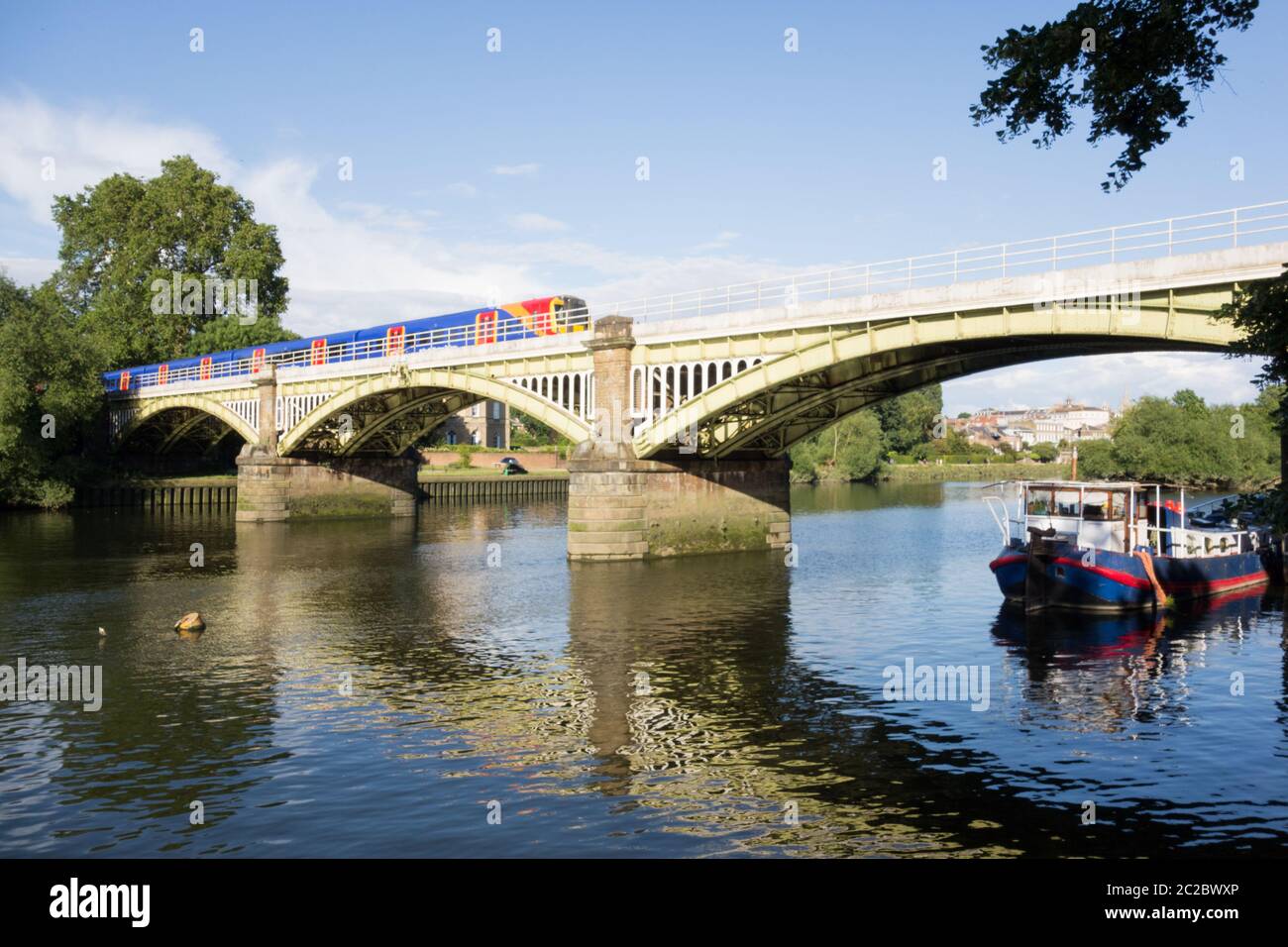 Train de banlieue South Western Railways sur le pont ferroviaire de Richmond, au-dessus de la Tamise, Londres, Royaume-Uni Banque D'Images