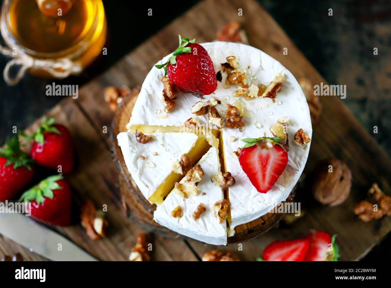 Fromage Camembert aux fraises, noix et miel. En-cas élégant au keto. Régime de céto. Banque D'Images