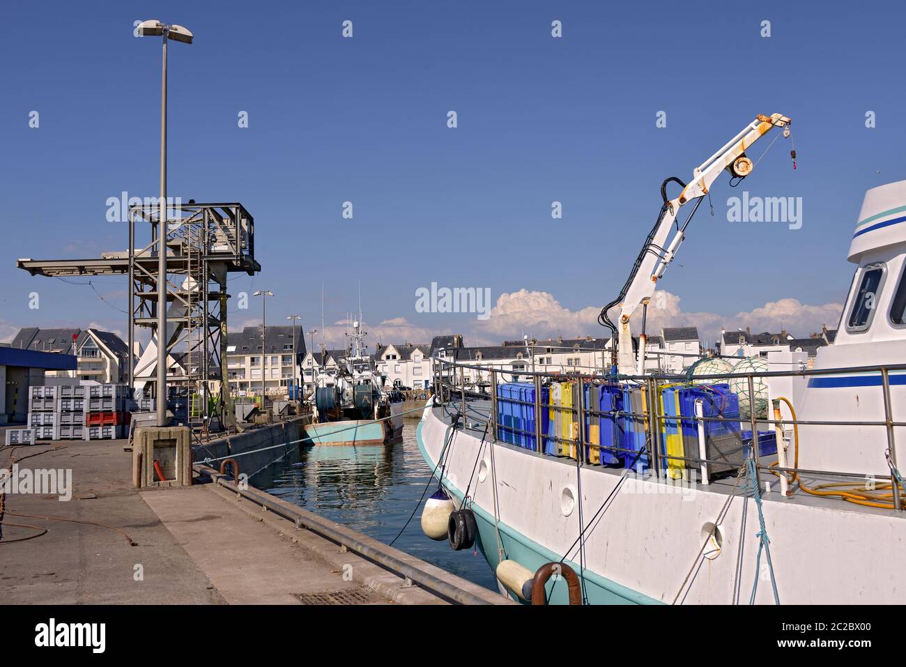 Bateau de pêche dans le port industriel de la Turballe, commune française, située dans le département de la Loire-Atlantique. Banque D'Images