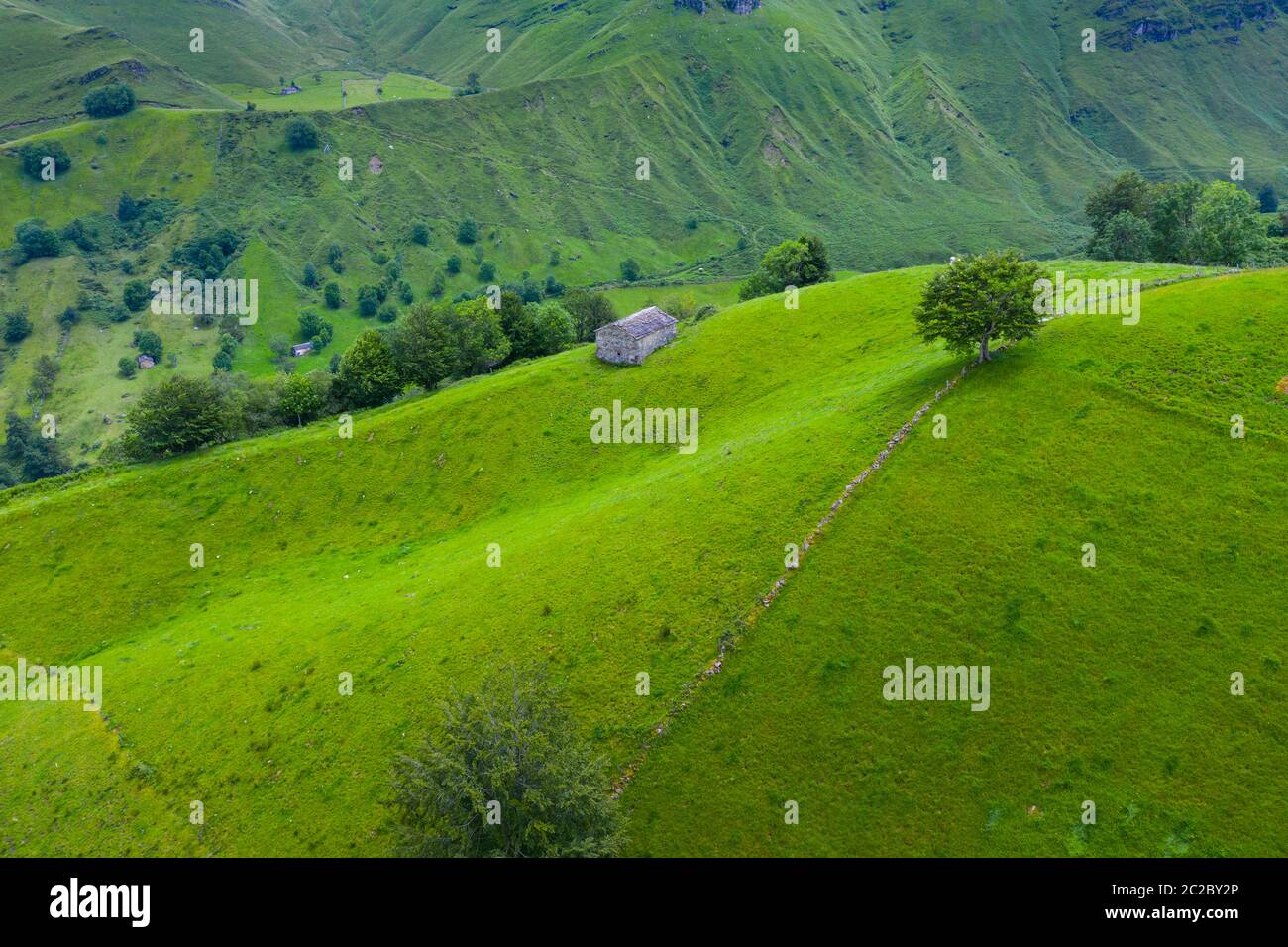 Vue aérienne avec un drone du paysage de printemps des chalets et des prairies de pasiegas dans la vallée de Miera, dans la Communauté autonome de Cantabrie. Espagne, Europe Banque D'Images