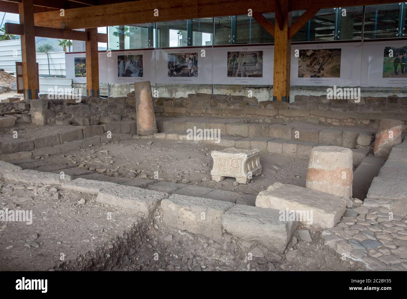 Pierre de Magdala avec soulagement de menorah trouvé dans les ruines de la synagogue de l'ancien village de pêcheurs de Magdala (Mejdel) en ce jour Migdal. Sur le se Banque D'Images