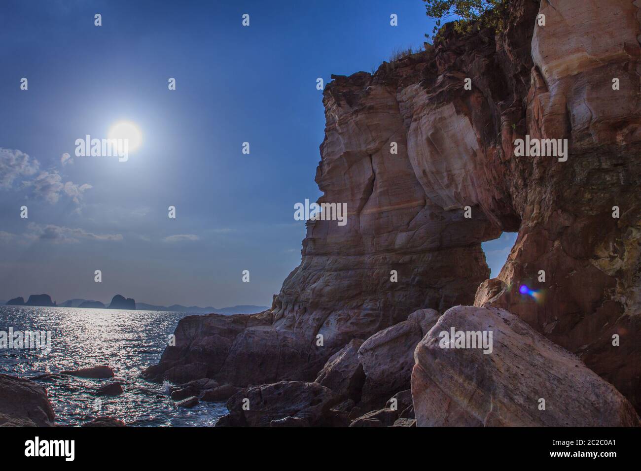 De belles falaises et rochers basaltiques dans la mer d'Andaman en Thaïlande, étonnant Banque D'Images