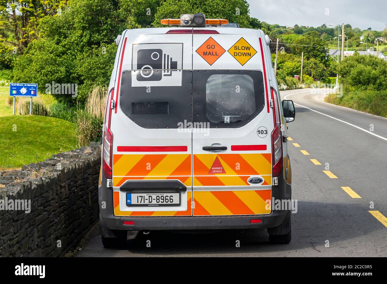 Irish Speed Van au bord de la route, qui attrape des pilotes rapides à Schull, West Cork, Irlande. Banque D'Images