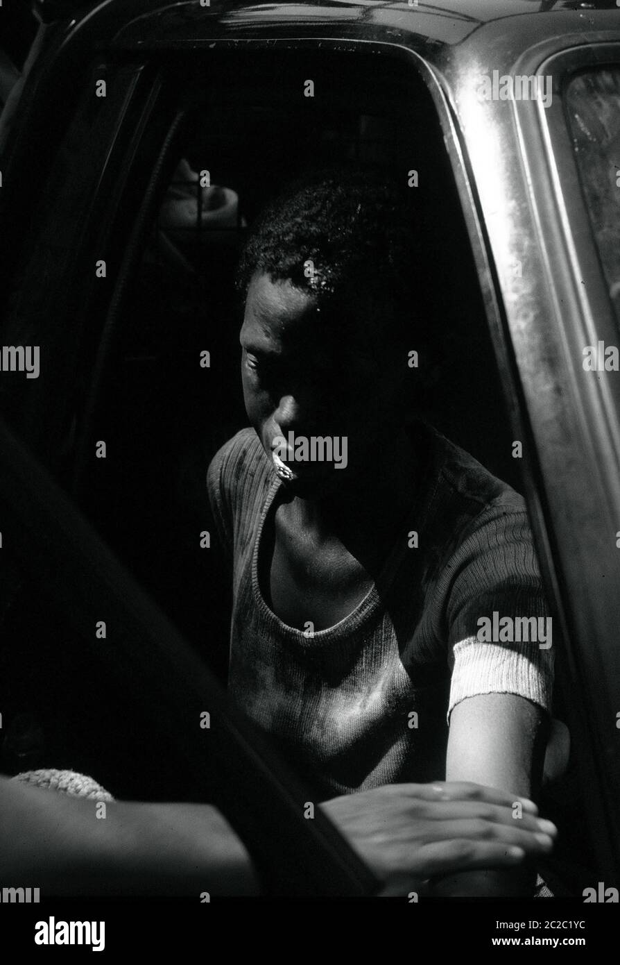 Une tutsie traumatisée et atteinte de la tête béante arrive au Burundi de l'autre côté de la frontière depuis le Rwanda 1994 Banque D'Images