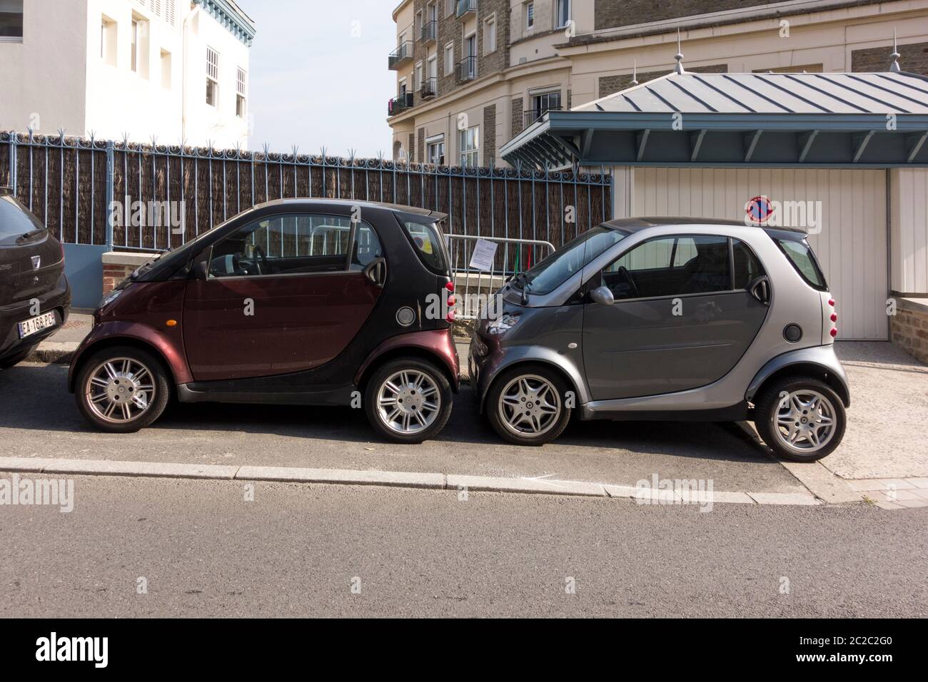 Deux voitures intelligentes garées dans la rue, Dinard, Bretagne, France Banque D'Images
