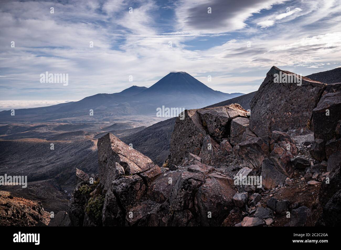 Vue du mont Ngauruhoe, utilisé comme Mt Doom dans les films Lord of the Rings, dans le parc national de Tongariro, sur l'île du nord de la Nouvelle-Zélande. Banque D'Images