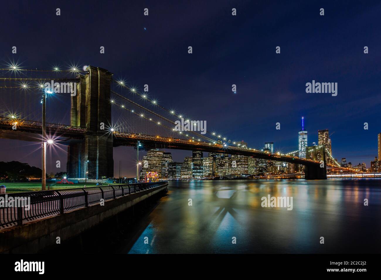 Crépuscule au pont de Brooklyn et Manhattan Skyline, New York, United States Banque D'Images