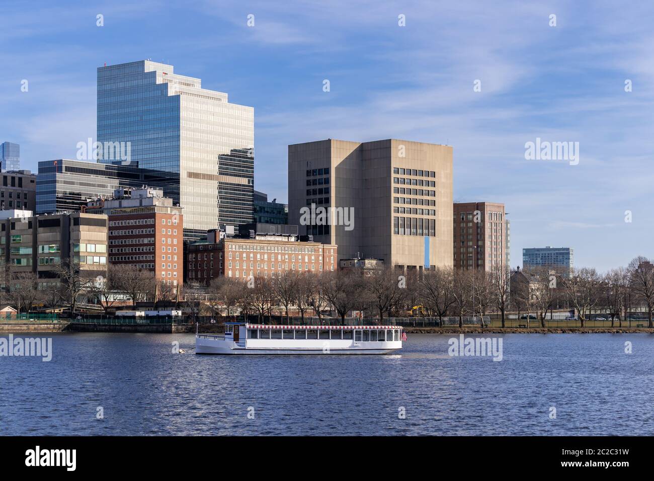 Le centre-ville de Boston cityscape le long de Charles River avec des capacités à l'horizon de la ville de Boston, MA, USA. Banque D'Images